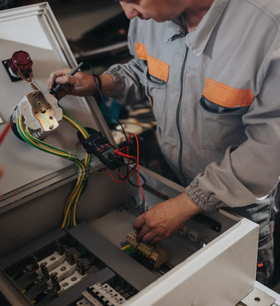 Tecnici al lavoro su cablaggio e collaudo di un quadro elettrico