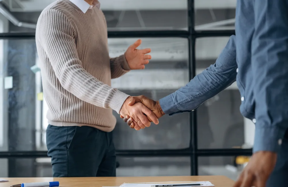 Stretta di mano professionale dopo la valutazione di un progetto industriale