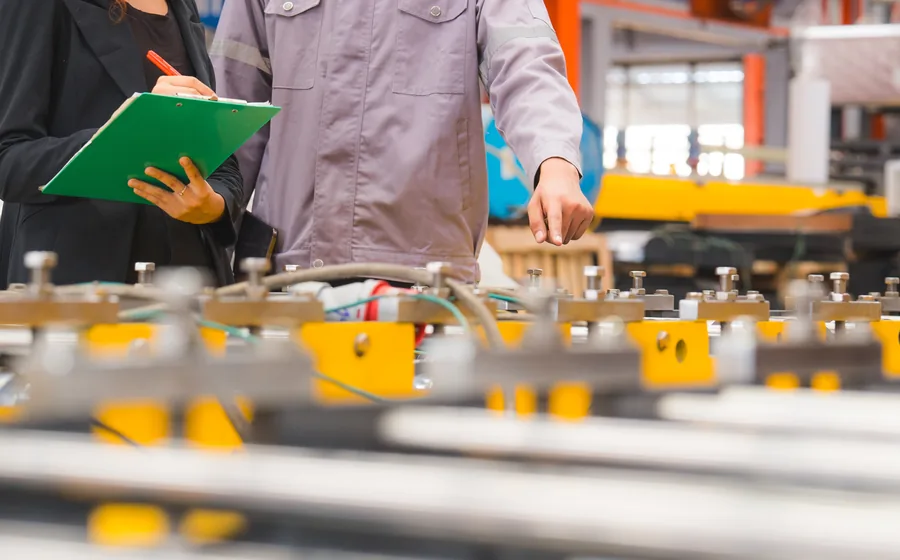 Linea di assemblaggio con componenti elettrici industriali
