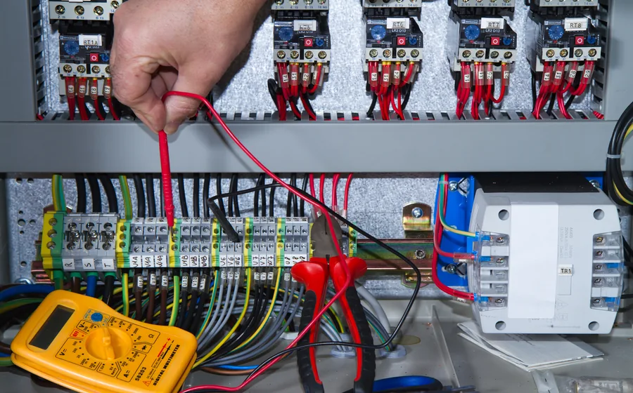 Collaudo e misurazione su componenti di automazione industriale