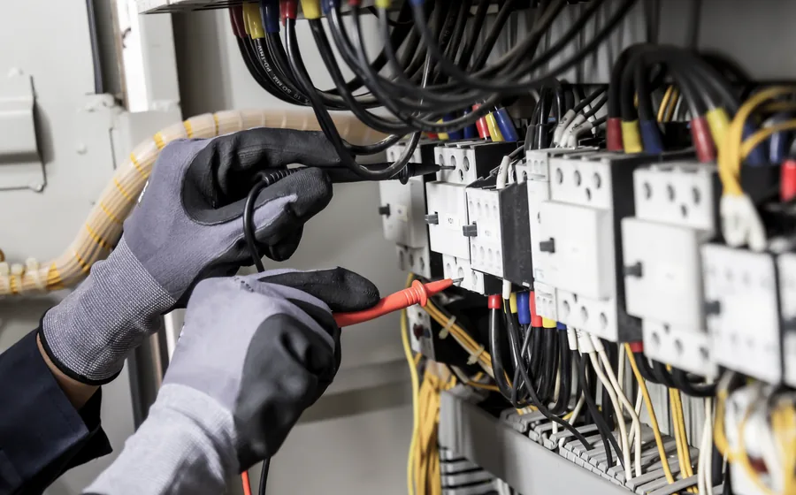 Cablaggio ordinato all'interno di un quadro elettrico industriale